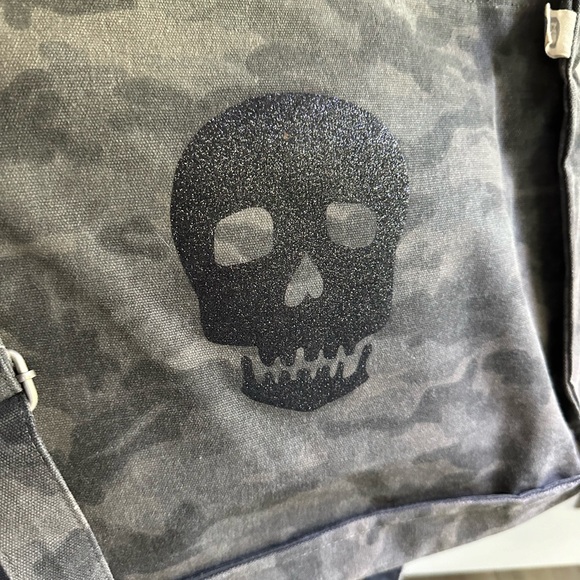 Designer Quilted Koala canvas tote with detachable crossbody strap! 💀Skull/Camo - Picture 3 of 8